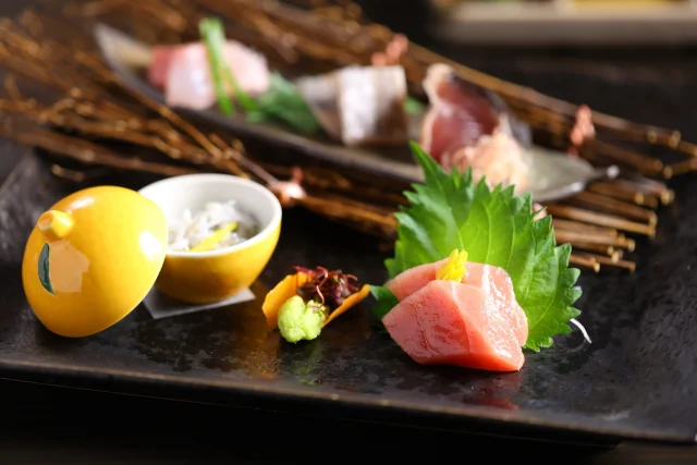 〜相模湾＆駿河湾の恵みを味わう〜

今回ご紹介するのは、9月よりご提供しております秋のお献立より「お造り」でございます🐟✨（写真1枚目）

すべて地場の相模湾・駿河湾で獲れた魚を使用しております。お刺身に合わせた3種のつけダレとご一緒にお召し上がりいただきます。

🔹相模湾産イサキ
🔹駿河湾産タチウオの炙り
🔹駿河湾産カツオ
🔹相模湾産シラスの釜揚げ
🔹駿河湾沖クロマグロ

お造りをもっと楽しみたいお客様には、追加でご注文いただける『お造り盛り合わせ』がおすすめ！（写真2枚目）
見た目も華やかでお祝いの席にもぴったりです。ご注文お待ちしております🐟

目にも舌にも美味しい、旬の贅沢をぜひご堪能ください。
※写真は盛り付けイメージです
※仕入れ状況によって内容が変更となる場合がございます

#山翠楼 #湯河原 #奥湯河原 #奥湯河原温泉 #湯河原温泉 #旅館ごはん #会席料理 #季節の味
#湯河原グルメ #美食の旅 #旅館 #秋旅 #旬を味わう #お造り #地魚