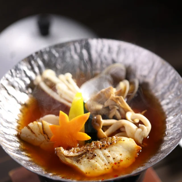🍂秋のお献立より「鍋」のご紹介🍲

〜和×イタリアンの美味しい出会い〜
今回ご紹介するのは『和風イタリアン鍋』でございます✨

ベースは、昆布・かつお・アサリから丁寧に取った出汁に
隠し味の薄口醤油を加えた、コク深くも優しい味わい。

主役には、相模湾産の鯛とアサリ🐟🦪
さらに野菜やキノコを加え、季節の旨みをぎゅっと閉じ込めました🍁

心も身体も温まる、山翠楼ならではの秋鍋。
ご夕食のひとときにぜひご賞味ください。

※写真は盛り付けイメージです
※仕入れ状況により内容が変更となる場合がございます

#山翠楼 #湯河原 #奥湯河原温泉 #湯河原 #旅館 #会席料理 #秋の味覚
#湯河原グルメ #美食の旅 #秋旅 #旬を味わう