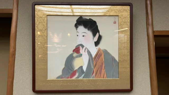 【湯河原の歴史編】
⁡
突然ですが、問題です🎨
こちらの写真の作品、どなたの作かご存じでしょうか？
⁡
正解は……「伊東深水」🖌
⁡
こちらは、当旅館のフロントカウンター横に掲示しております。
ぜひご来館の際は、ご覧くださいませ。
⁡
伊東深水をはじめ、湯河原は古くから“芸術家や文豪に愛された町”として知られています。
再発した肺炎の療養をきっかけに京都から湯河原へ転居した竹内栖鳳、
そして同じく巨匠・横山大観もたびたびこの地を訪れたといいます。
⁡
——

多くの画家がこの穏やかな気候と豊かな自然に魅了され、筆をとりました。
⁡
ぜひ当旅館で、芸術家や文豪たちが感じた“湯河原の静かな美”を感じながら、
心ゆくまでごゆっくりとお過ごしくださいませ。
⁡
#山翠楼 #SANSUIROU #湯河原 #温泉旅館 #伊東深水 #竹内栖鳳 #横山大観 #安井曾太郎
#日本画 #アートのある宿 #文豪が愛した湯河原 #歴史と文化の町 #旅館のひととき